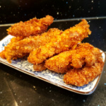 Gebakken noedels met groenten en garlic chicken